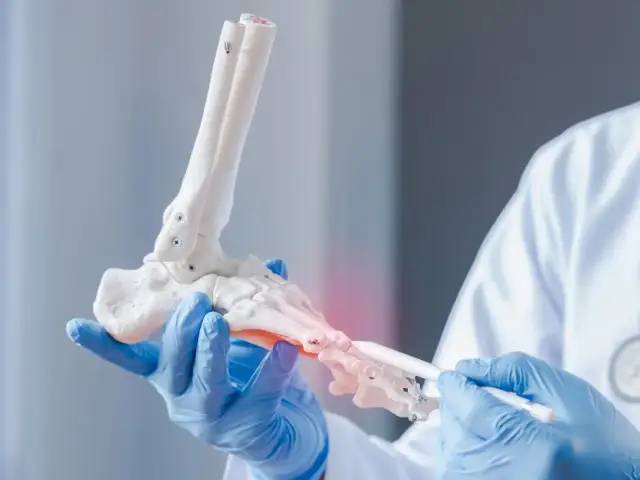 Kto wydaje skierowanie na badanie osteoporozy i jak je uzyskać?