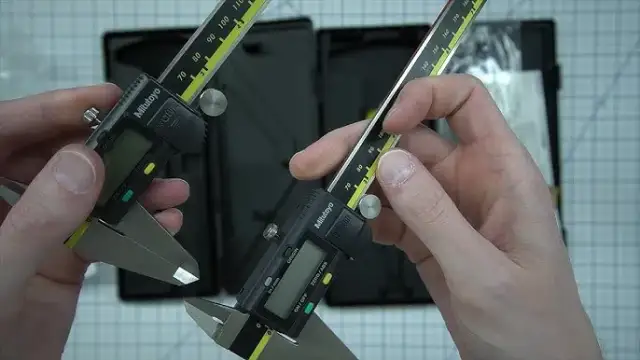 Jak szybko wymienić baterię w suwmiarce Limit 233810100 i innych modelach