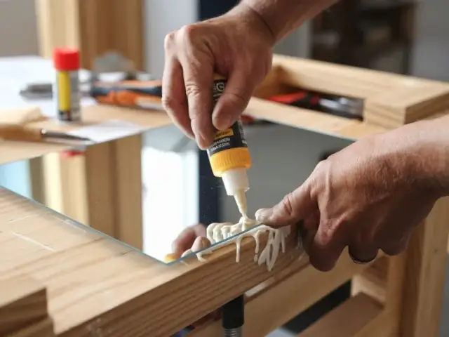 Jak przykleić lustro do mebli? Poznaj sekret trwałego montażu