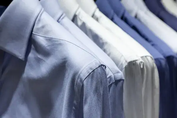 Jak prać koszule od garnituru, aby uniknąć zniszczeń i zagnieceń