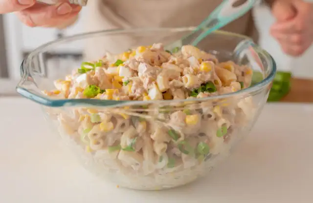 Sekret sałatki makaronowej: wilgotna i świeża na drugi dzień