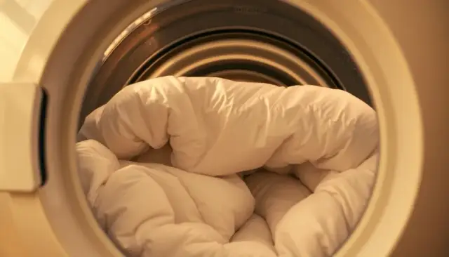 Suszenie kołdry w suszarce: Czy to bezpieczne? Poradnik Alexa Mazura