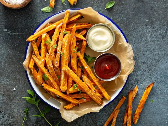 Czy w frytkownicy beztłuszczowej można zrobić frytki z surowych ziemniaków? Oto przepis!