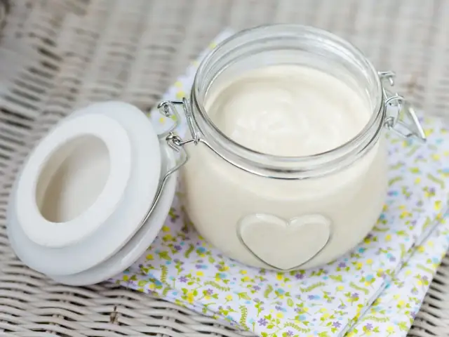 Wegański majonez z czego? Odkryj składniki, które zaskoczą smak