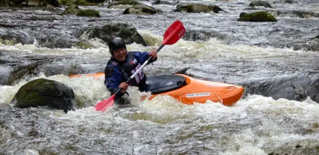 Wybór kajaka rzecznego: Co musisz wiedzieć przed zakupem?