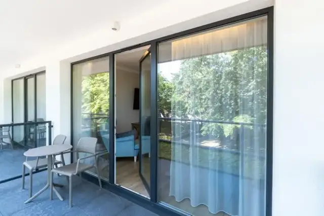 Okna dwukolorowe czy jednokolorowe – wybór, który zmieni Twoje wnętrze