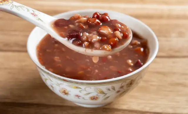 Co dodać do zupy fasolowej, aby zyskała wyjątkowy smak?