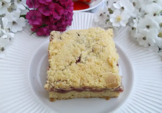 Prosty przepis na ciasto truskawkowe z kruszonką, które zachwyca smakiem