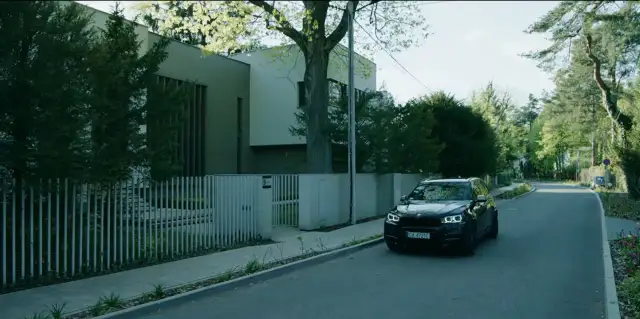Czarny SUV podjeżdża pod nowoczesną willę. To właśnie tutaj gdzie kręcili, sprawa się rypła.
