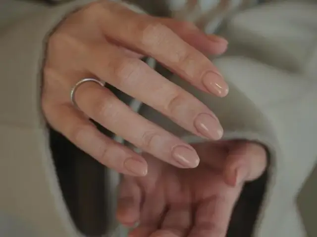 Odmłodź dłonie! Kolory paznokci po 60-tce, które odejmą lat