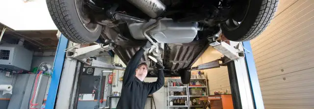 Jakie lampy do warsztatu wybrać, by zwiększyć efektywność pracy?