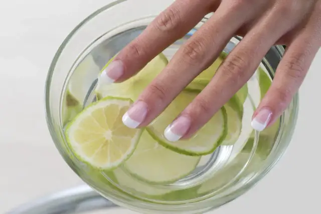 Cómo endurecer las uñas débiles con remedios naturales efectivos