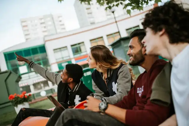 Uniwersytet Łazarskiego: Poznaj najlepsze kierunki studiów i życie na uczelni