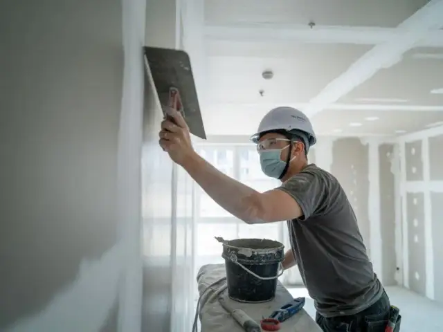 Jak wyrównać sufit w bloku - skuteczne metody i porady na problemy z nierównościami