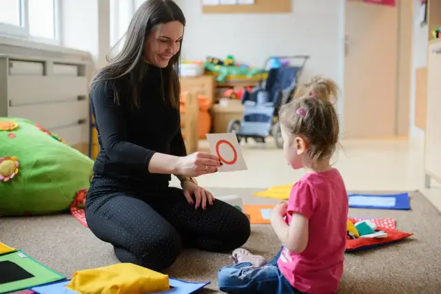 Sensoryczny zakątek: Odkryj terapie wspierające dzieci i seniorów