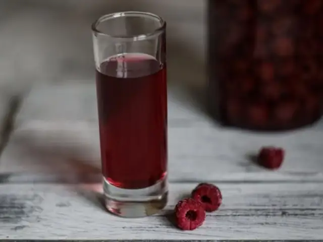 Jak rozrobić spirytus z sokiem malinowym i uzyskać idealną nalewkę