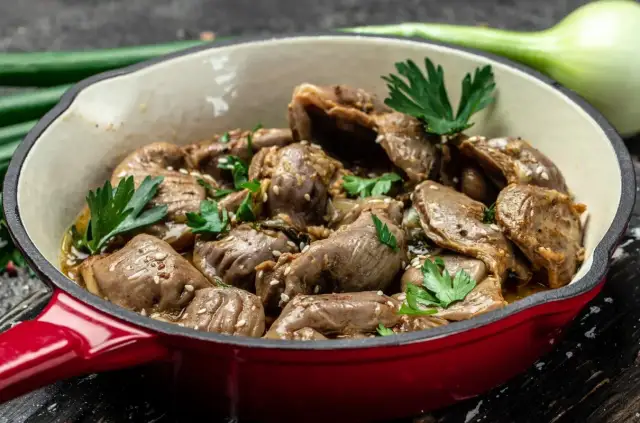 Miękkie żołądki drobiowe? Tradycyjny gulasz, który zawsze się udaje!