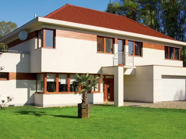 Elewacja: Czerwony dach, białe okna. Jak dobrać kolor i materiał?