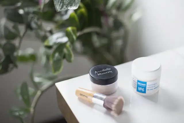 Pryszcze niewidoczne? Odkryj sekrety perfekcyjnego kamuflażu.