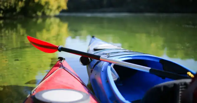 Jedzenie na kajaki: co zabrać na spływ? Porady eksperta!