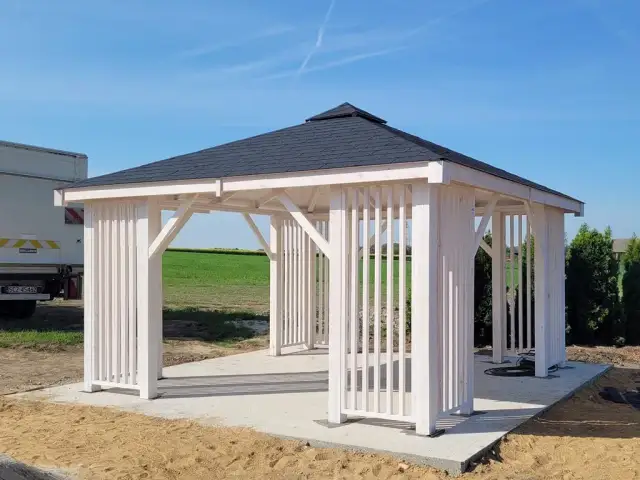 Biała altana: Jak wybrać farbę i malować, by efekt zachwycał?