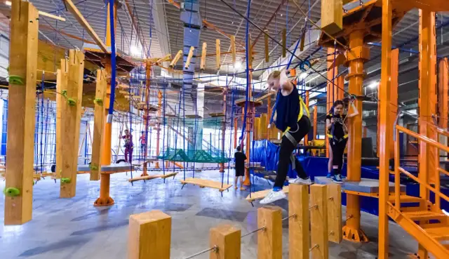 Kryty park linowy: całoroczna przygoda i rozwój dla Twojego dziecka