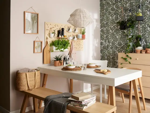 Jak urządzić mały salon ze stołem, aby maksymalnie wykorzystać przestrzeń