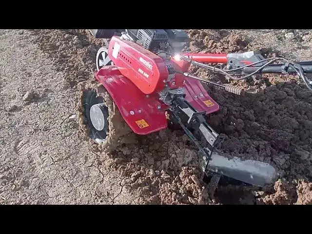 Prosty sposób jak zamontować pług do glebogryzarki: instrukcja krok po kroku