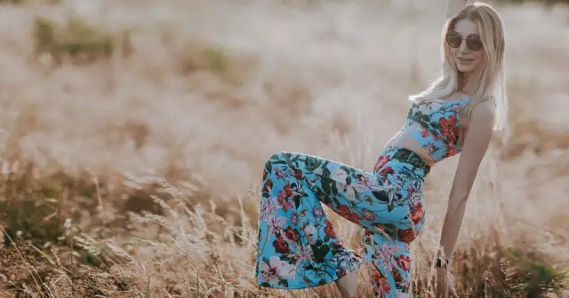 Moda lat 70. - Jak nosić dzwony i styl boho bez efektu przebrania?