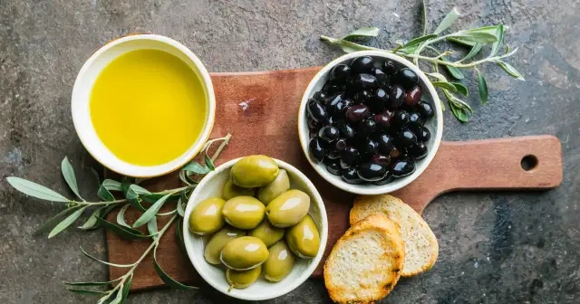 Ile kalorii ma oliwa z oliwek? Zaskakujące wartości odżywcze