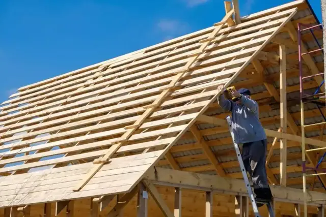 Jakie deski na deskowanie dachu - uniknij kosztownych błędów