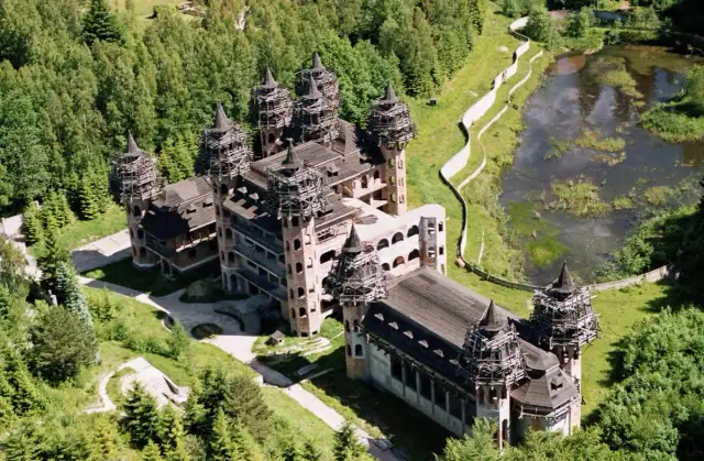 Zamek w Łapalicach właściciel Piotr Kazimierczak i jego osiągnięcia