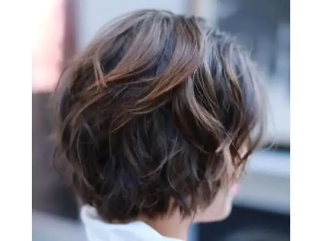 Odmładzające fryzury po 60: Zmień wizerunek, poczuj się młodziej!