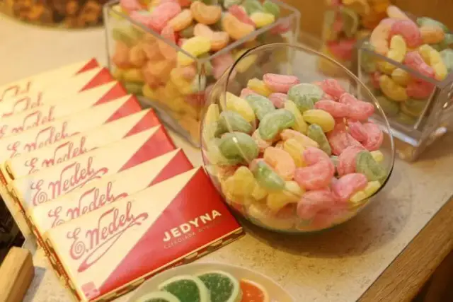 Impreza w stylu lat 80: idealne jedzenie, które zachwyci gości