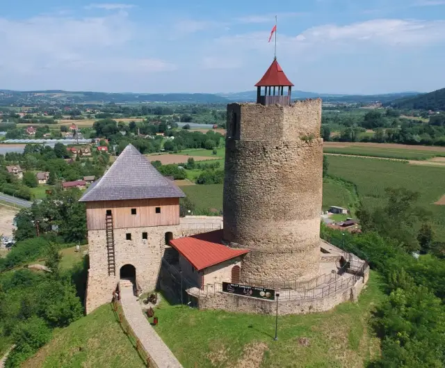 Zamek w Czchowie – Fascynująca Historia i Tajemnice Ruin Wzgórza