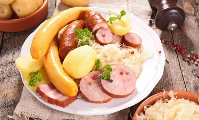 Ingrédients indispensables pour réussir votre choucroute maison