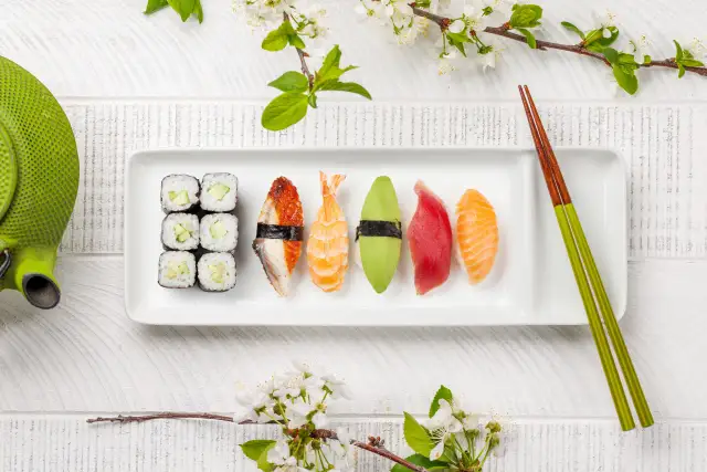 Co to jest sushi? Rozpraw się z mitami i jedz jak Japończyk!