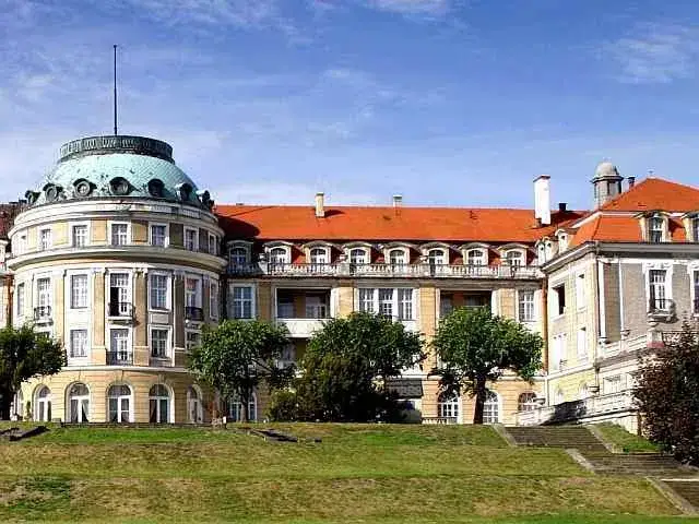 Dom Zdrojowy Szczawno-Zdrój: Leczenie, NFZ, ceny. Co musisz wiedzieć?