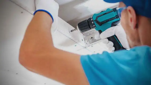 Jak wyciszyć sufit w bloku i zredukować hałas z góry?