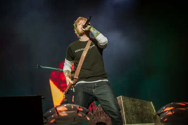 Ile Ed Sheeran zarabia na koncercie? Milionowe stawki i kulisy