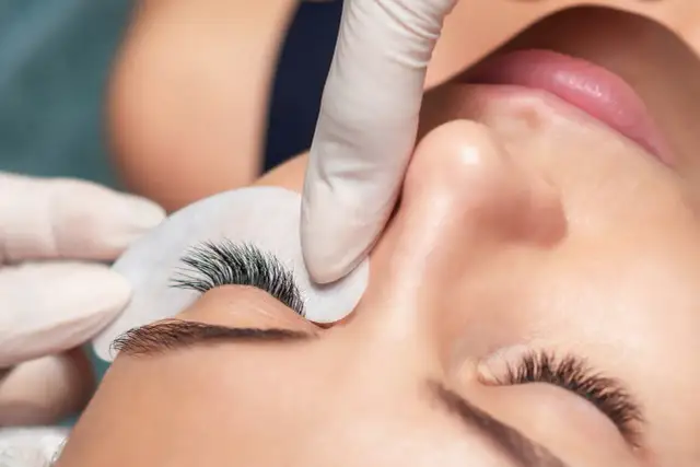 Ile kosztują rzęsy? Sprawdź ceny i ukryte koszty zabiegu