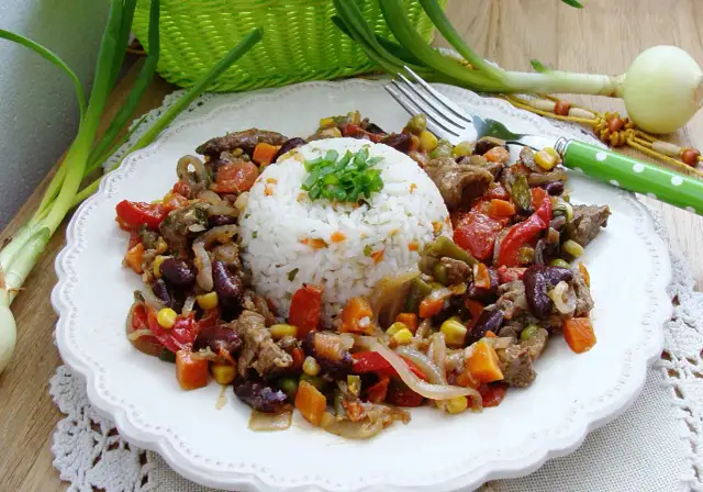 Wołowina z ryżem: idealna miękkość i 5 przepisów z różnych kuchni!