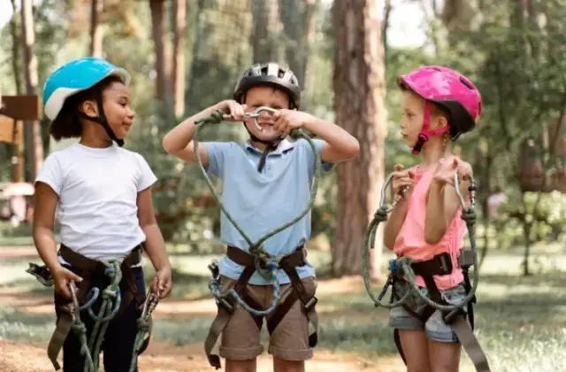 Wychowawca kolonijny na ile osób? Poznaj kluczowe przepisy i limity