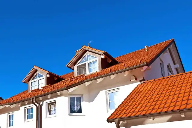 Jak okap dachu wpływa na trwałość budynku i jego ochronę