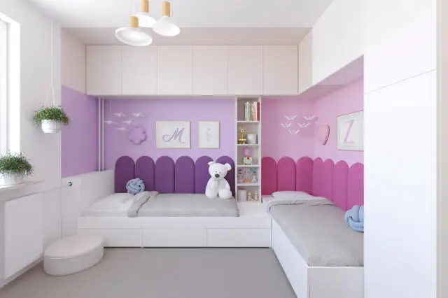 Uroczy, mały pokój dla dwóch dziewczynek z dwoma łóżkami, pastelowymi ścianami i pluszowymi zabawkami.