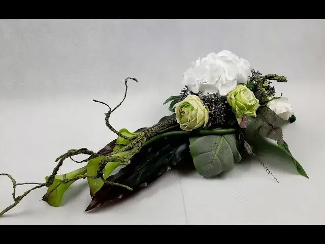 Jak zrobić stroik na cmentarz z hortensji, aby zachwycał i trwał