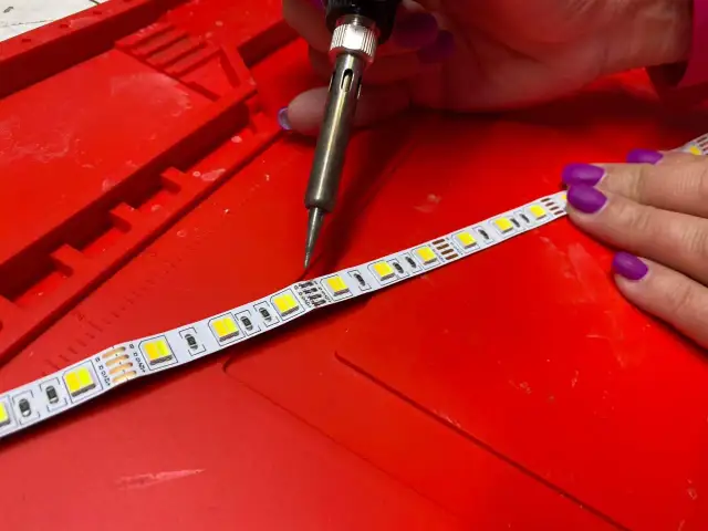 Jak łączyć taśmę LED pod kątem 90? Złączki czy lutowanie?