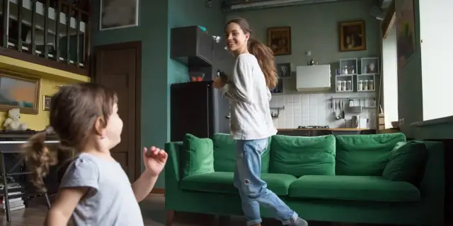 Ile kosztuje niania w Polsce? Stawki, koszty i jak zaoszczędzić