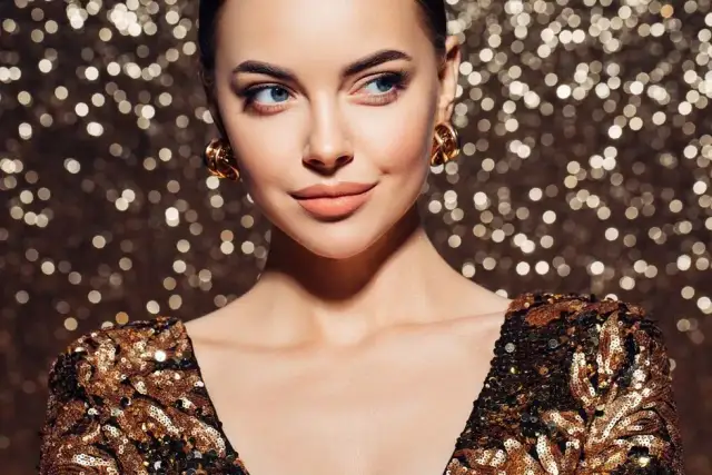 Idealny makijaż do złotej sukienki, który podkreśli Twoją urodę