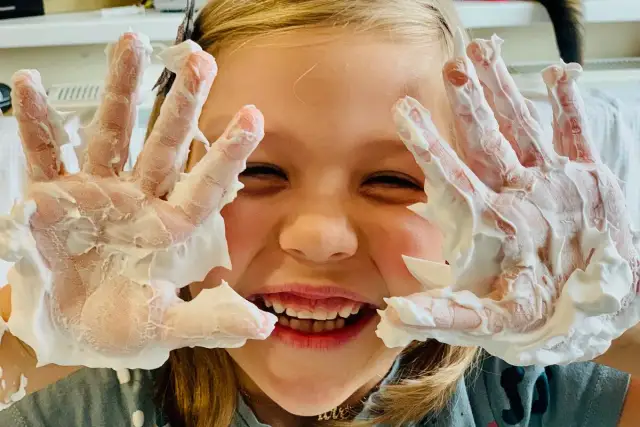 Pianka do golenia: Niesamowite eksperymenty dla dzieci krok po kroku